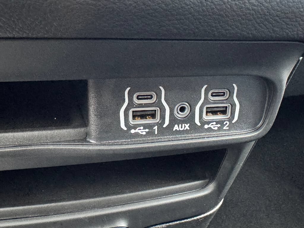 Used 2025 Chrysler Pacifica Select FWD image 25
