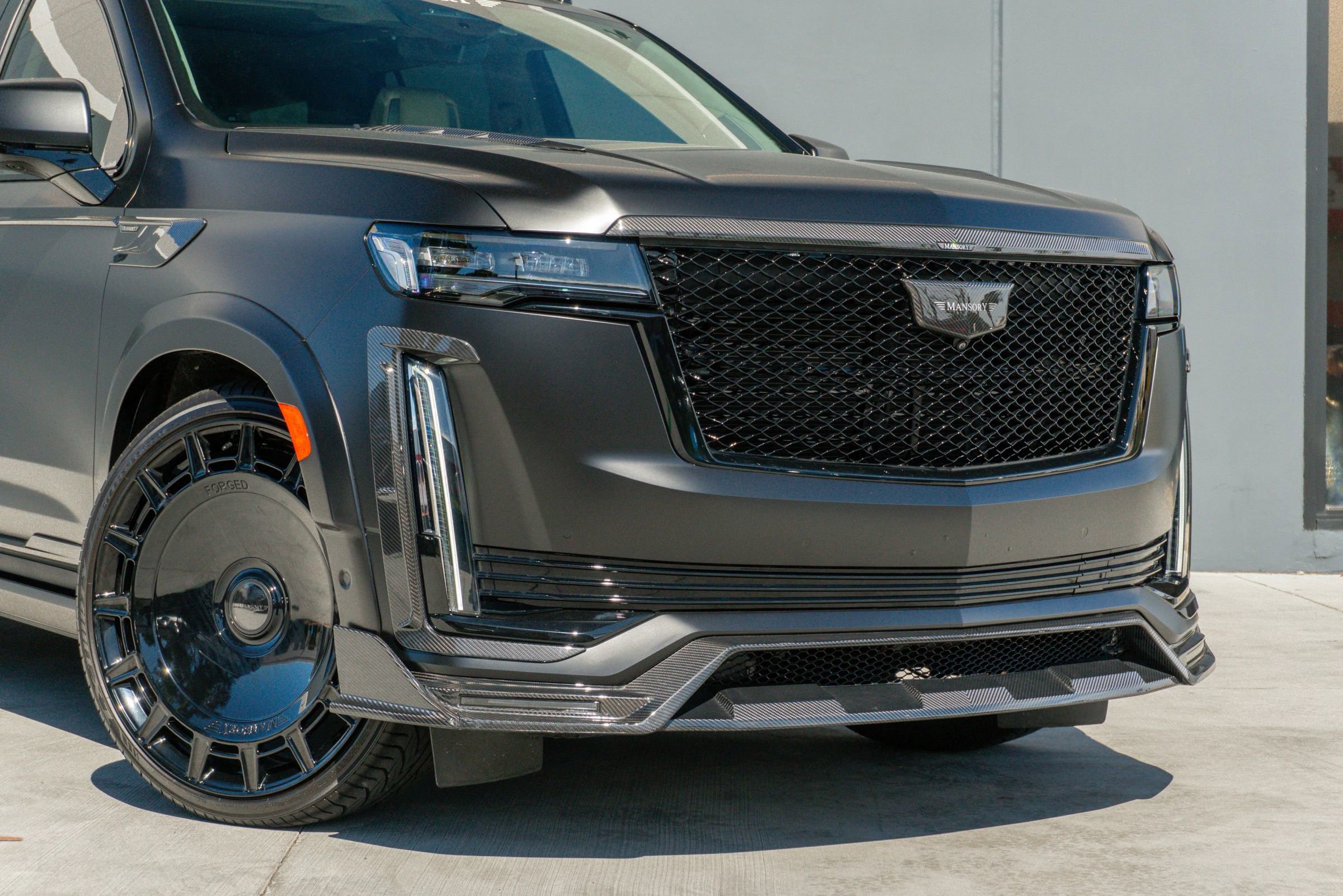 Used 2024 Cadillac Escalade Sport Platinum w/ LPO, ONYX Package image 32