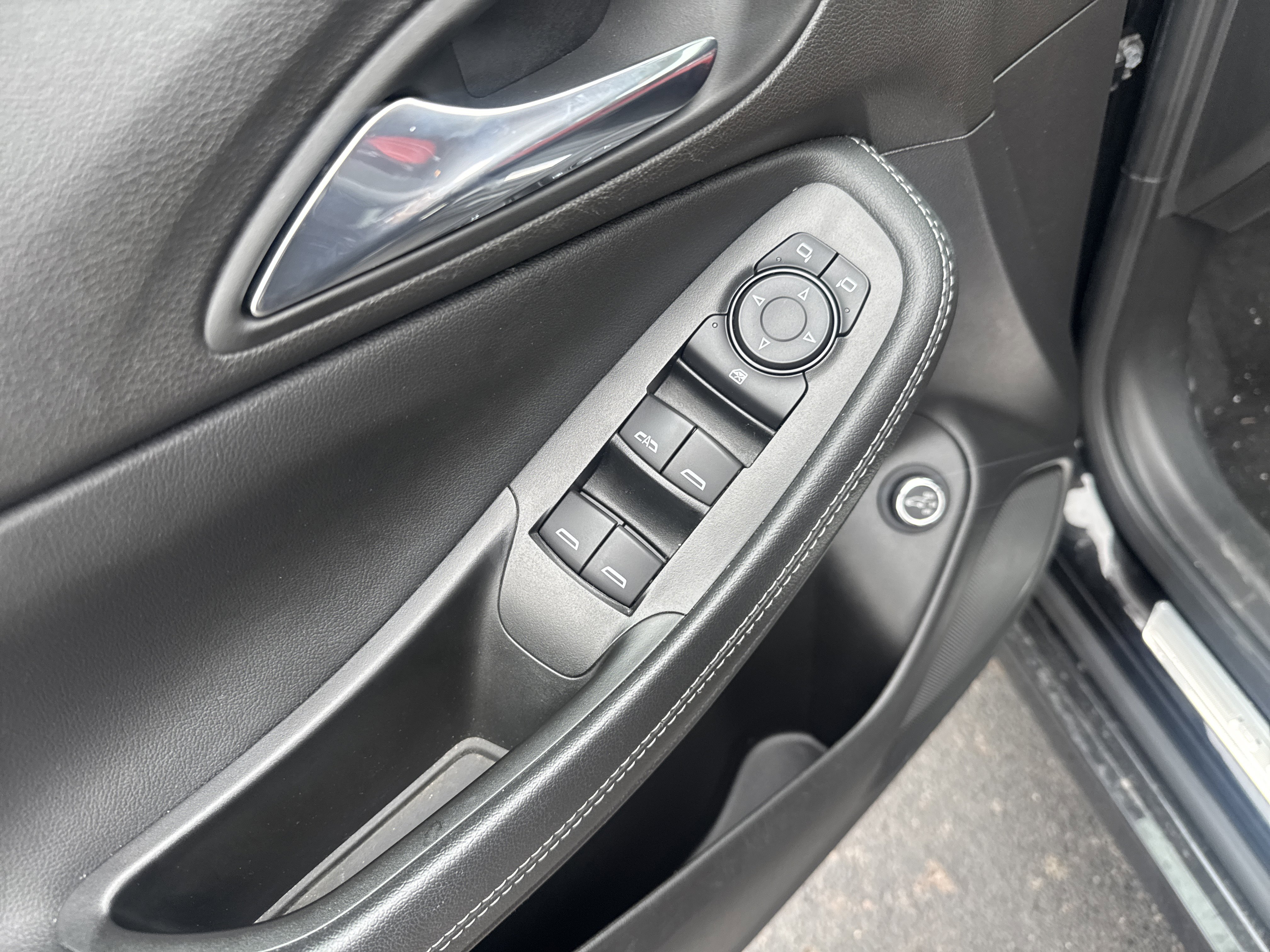Used 2022 Buick Encore GX Select w/ Sport Touring Package image 16