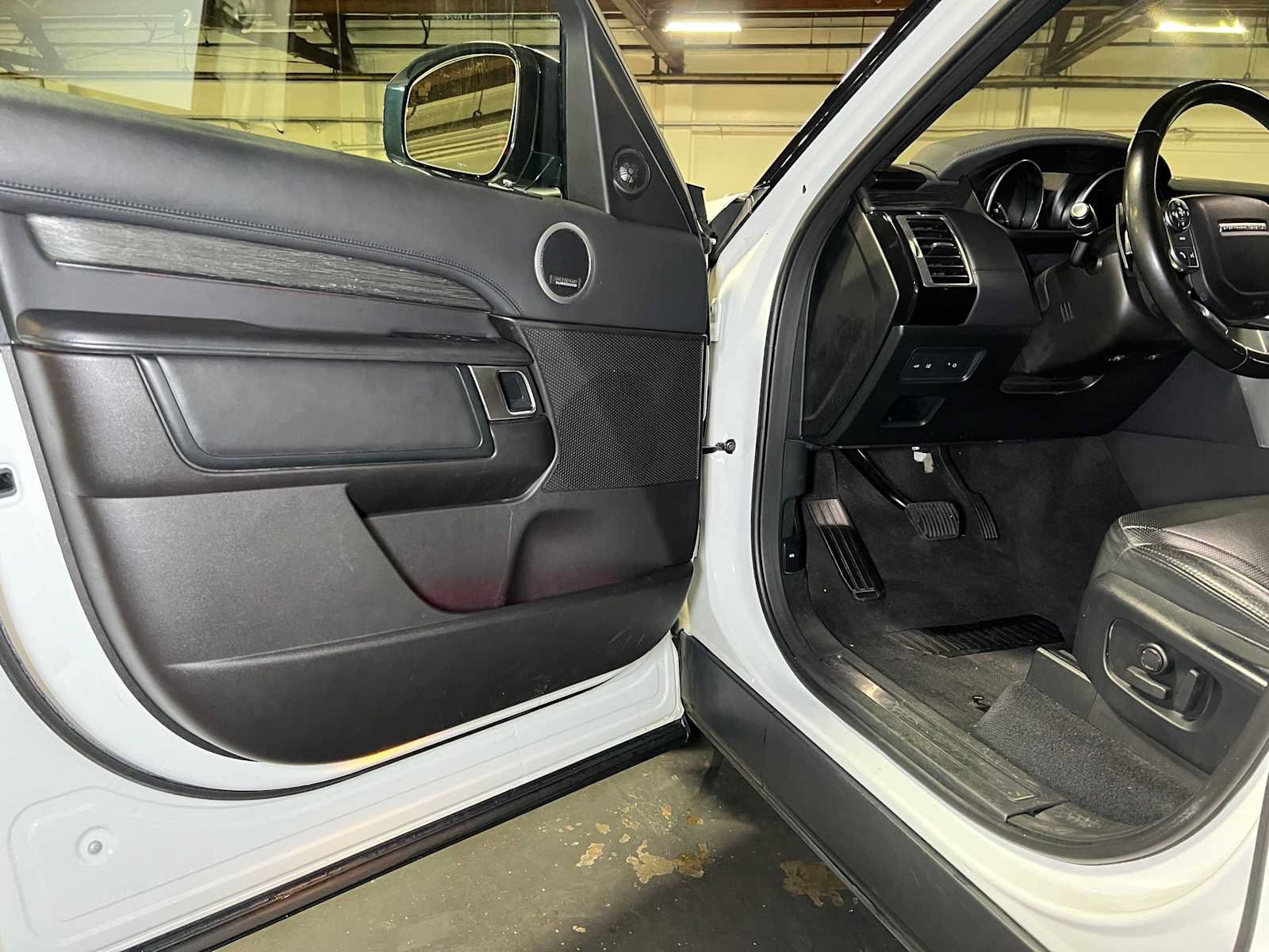Used 2017 Land Rover Discovery HSE Luxury AWD/4WD image 19