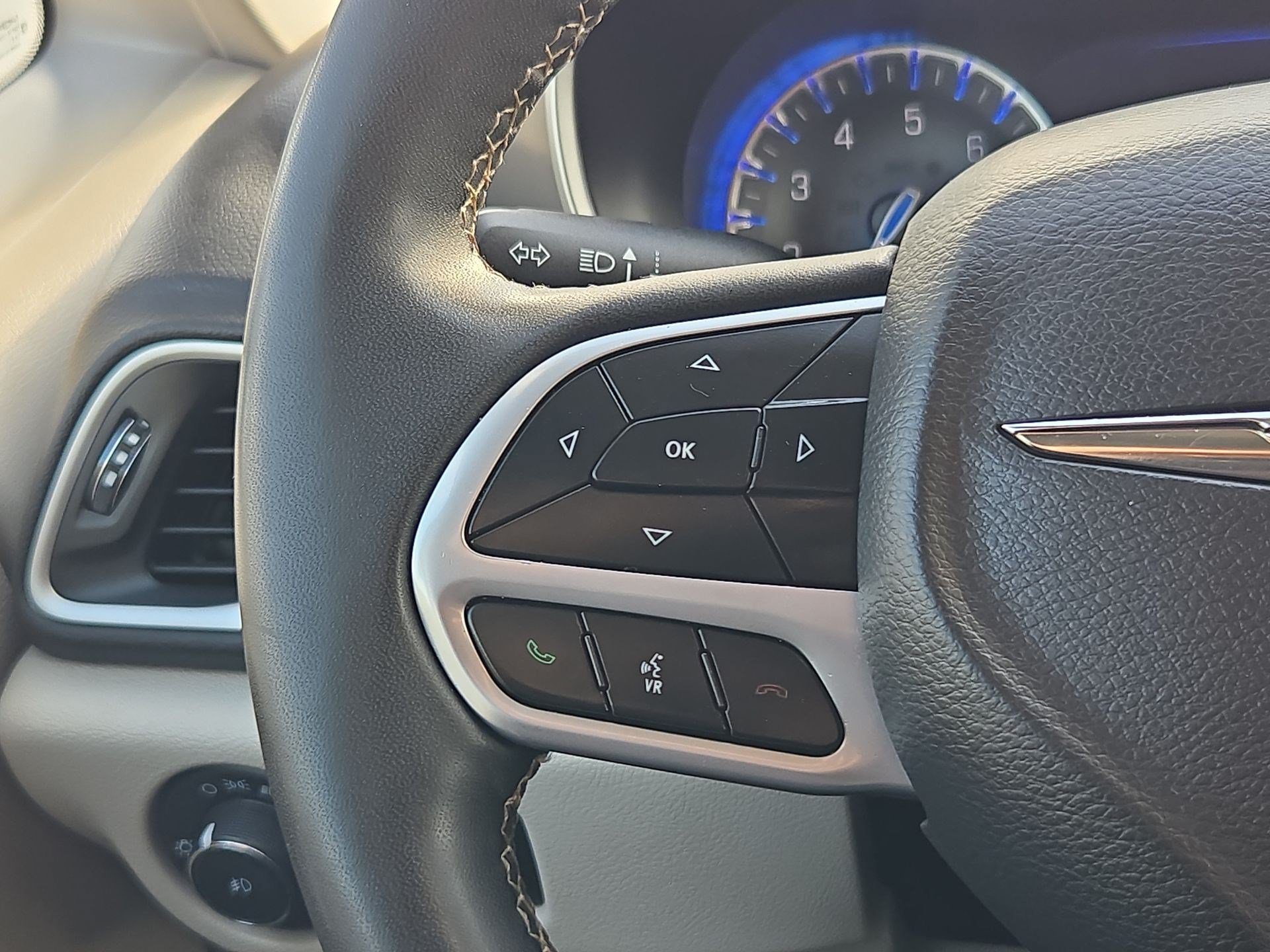 Used 2023 Chrysler Pacifica Touring-L FWD image 18