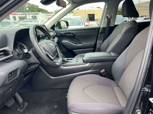 Used 2023 Toyota Highlander L FWD image 16