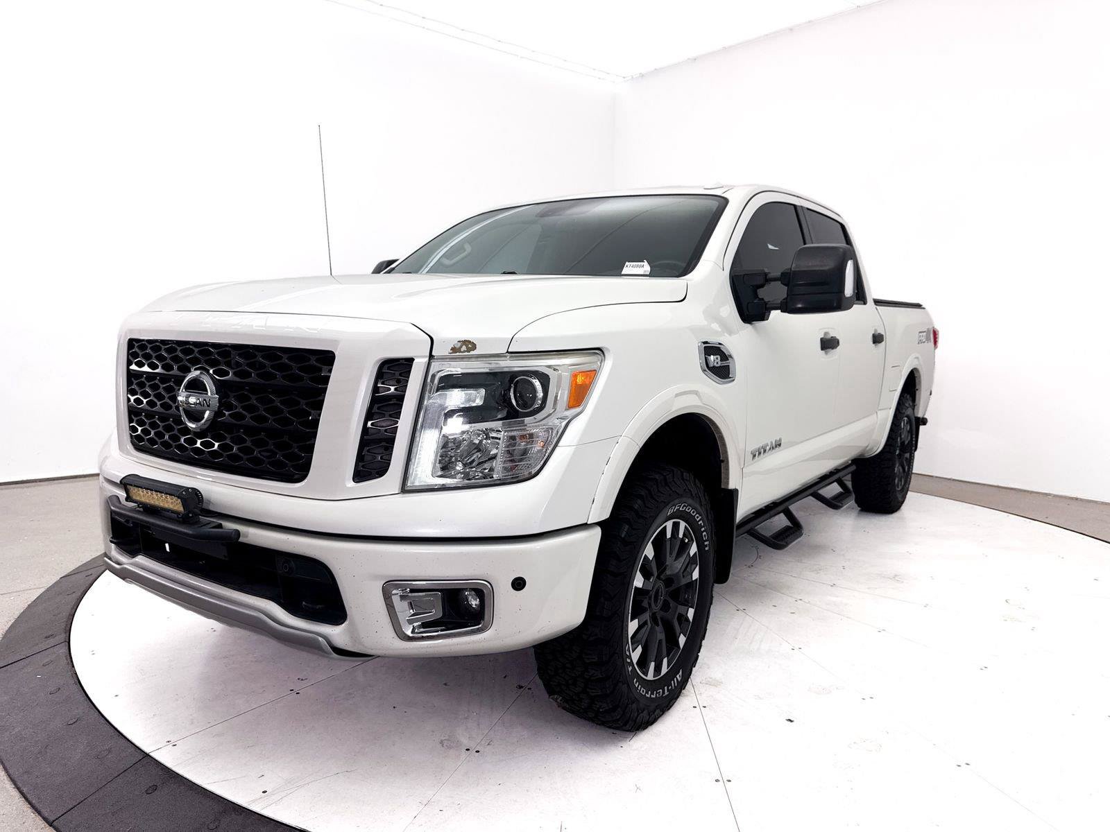 Used 2017 Nissan Titan PRO-4X AWD/4WD image 3