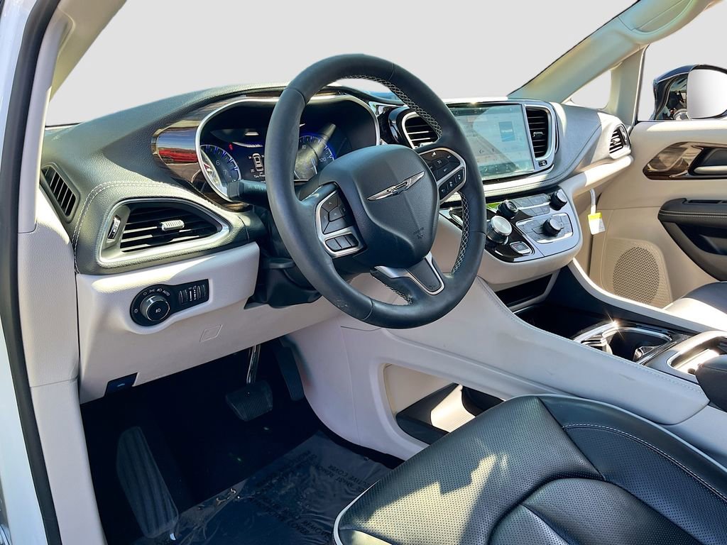 Used 2024 Chrysler Pacifica Limited w/ Trailer Tow Group image 9