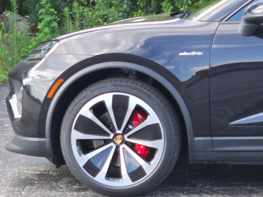 New 2025 Porsche Macan 4S Electric image 11