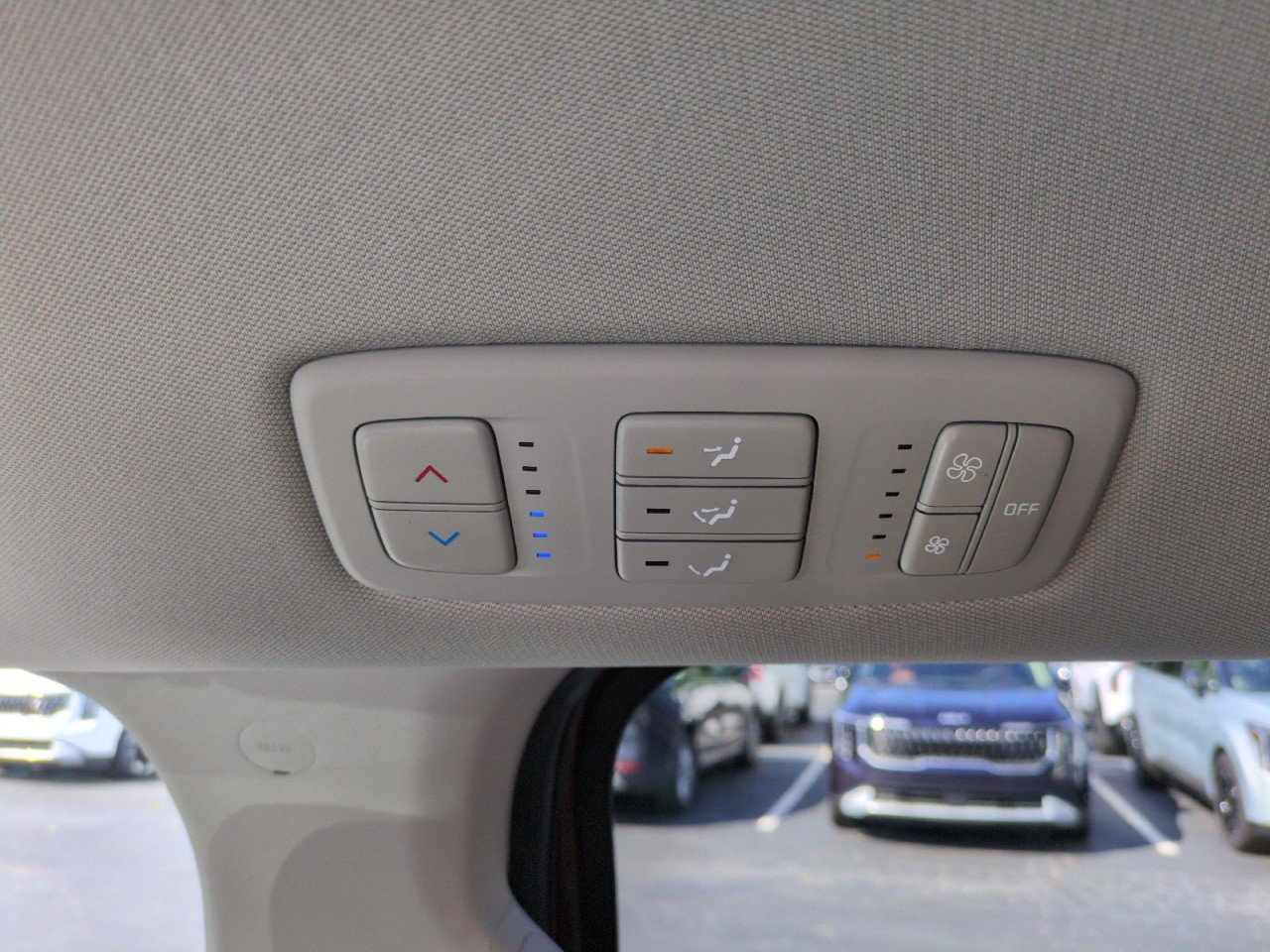 Used 2023 Kia Carnival LX FWD image 35