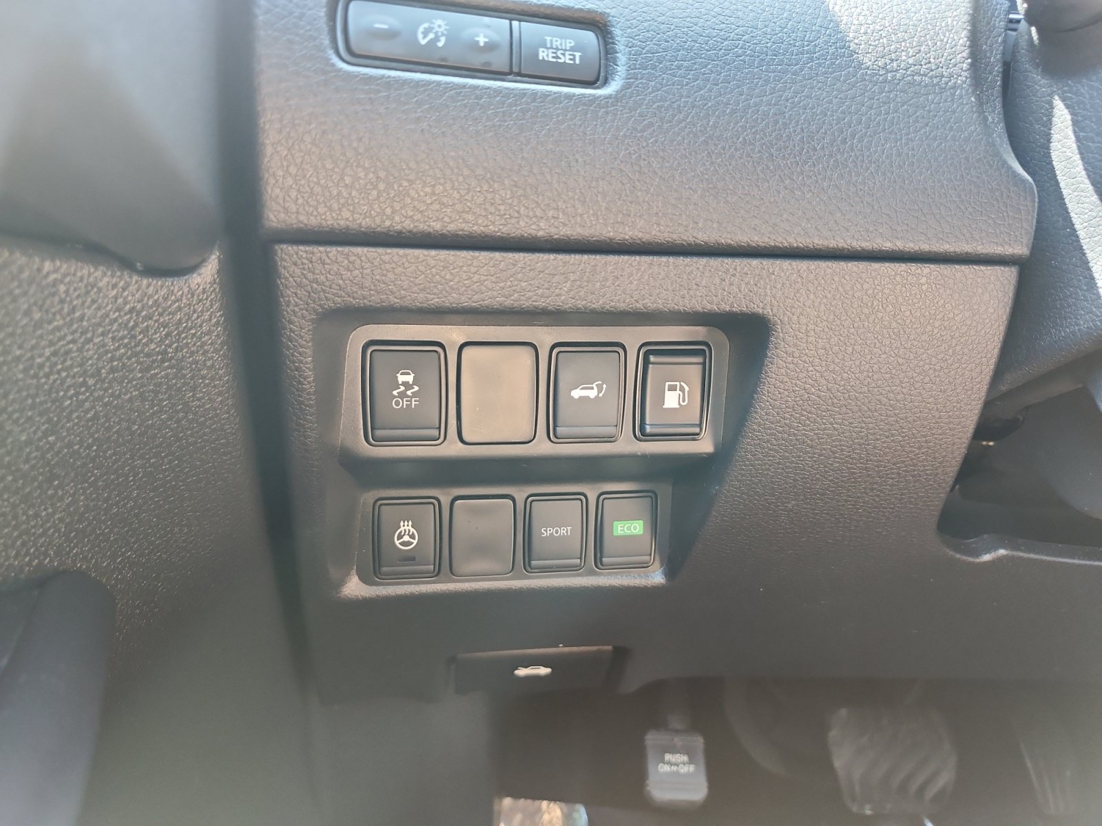 Used 2018 Nissan Rogue SV w/ Premium Package FWD image 25