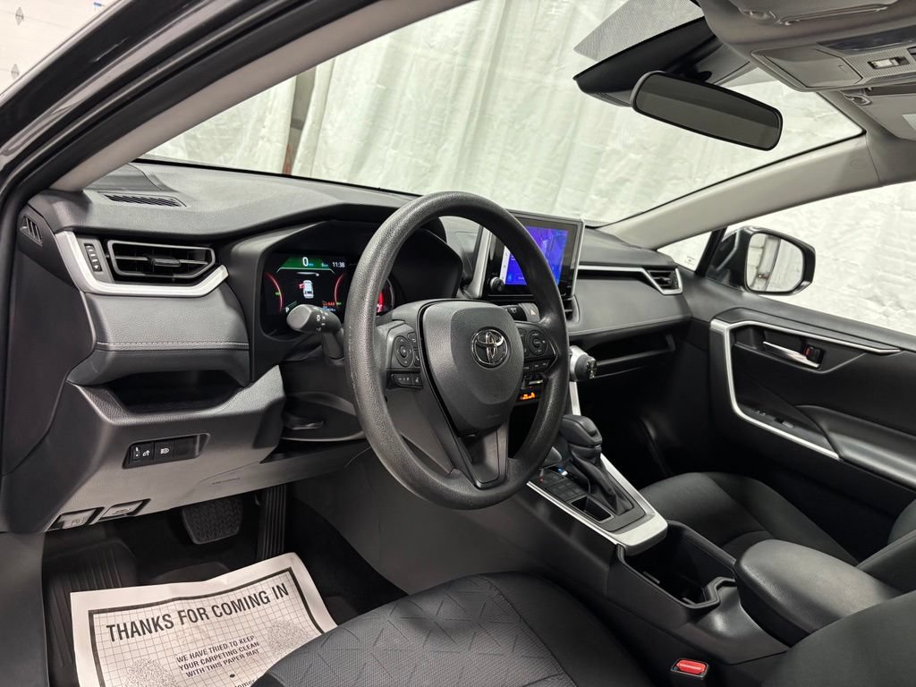 Used 2025 Toyota RAV4 XLE AWD/4WD image 15