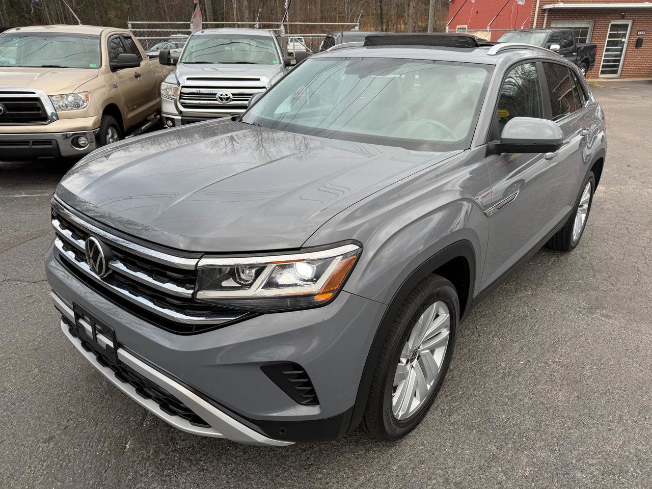Used 2021 Volkswagen Atlas Cross Sport SE w/ Panoramic Sunroof Package FWD image 3