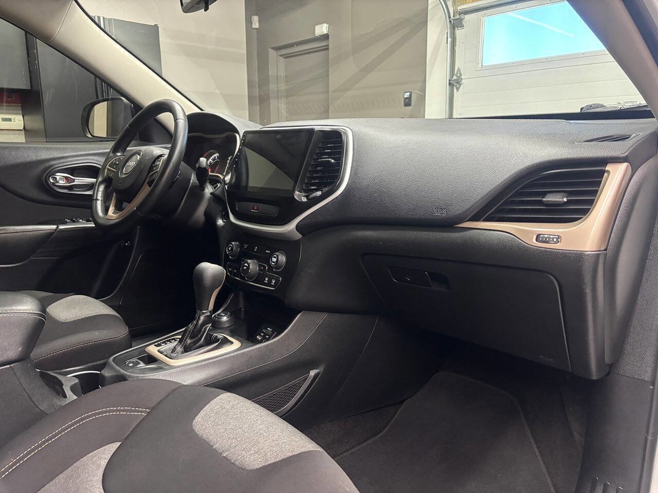 Used 2014 Jeep Cherokee Latitude AWD/4WD image 24