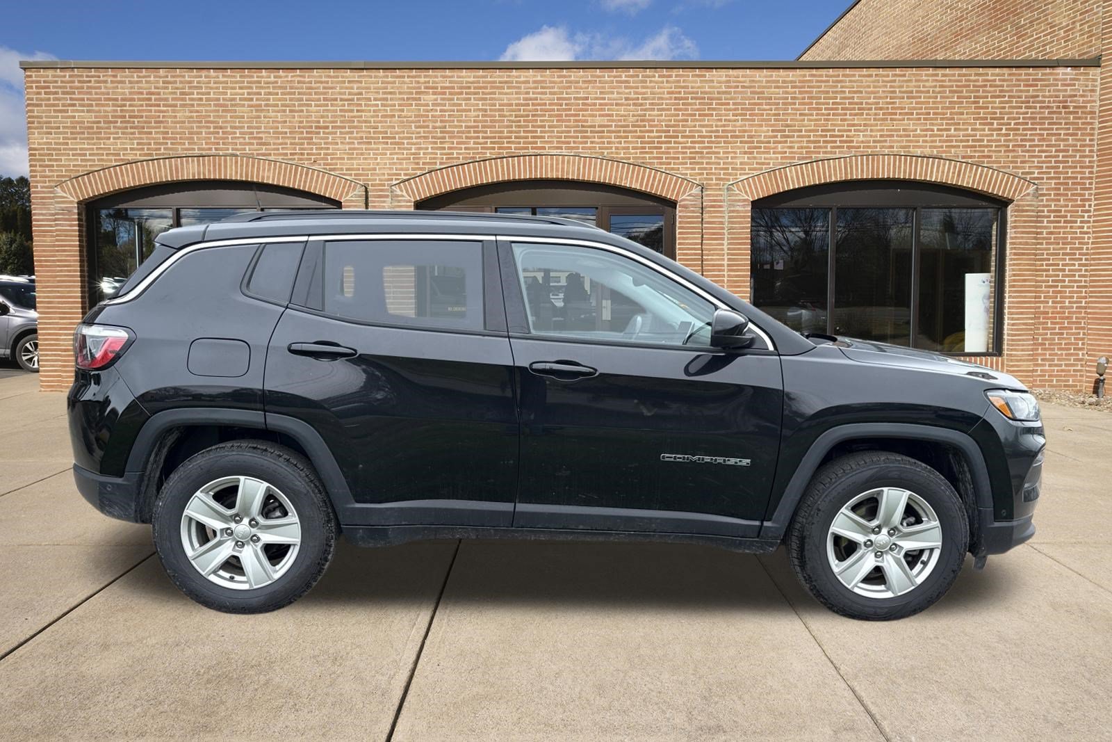 Used 2022 Jeep Compass Latitude w/ Convenience Group AWD/4WD image 3