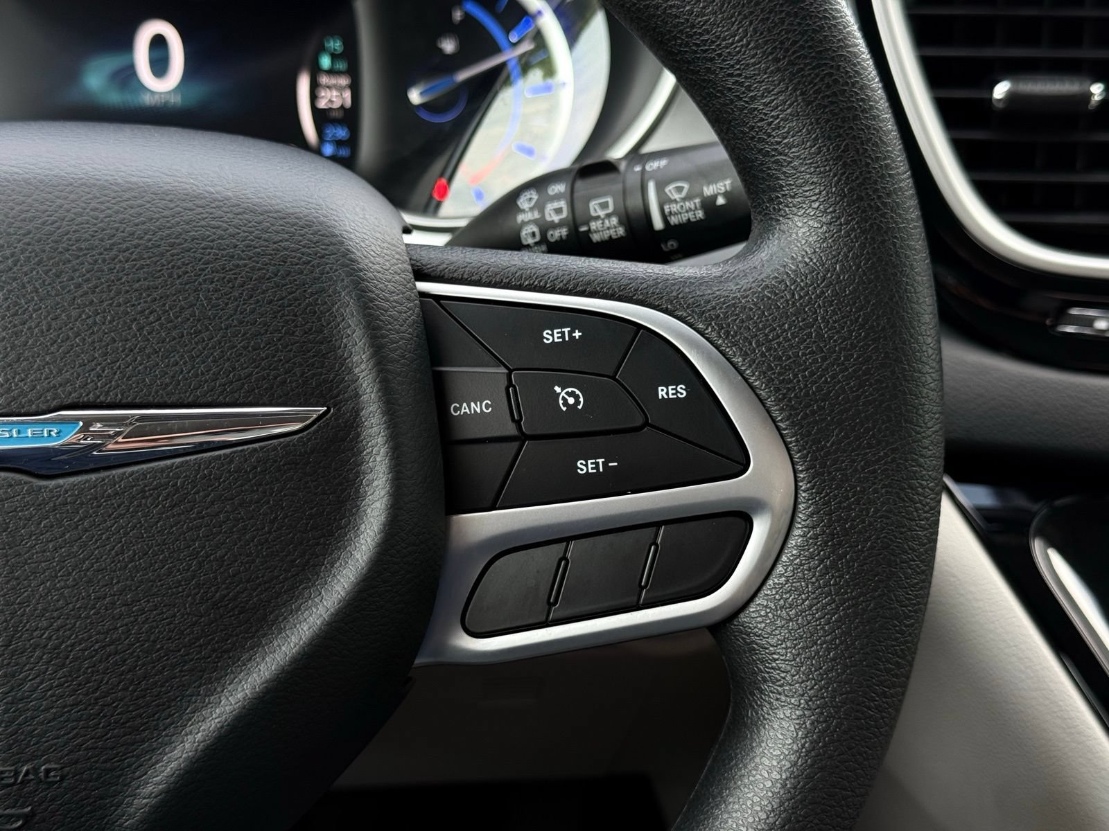 Used 2018 Chrysler Pacifica Touring Plus FWD image 32