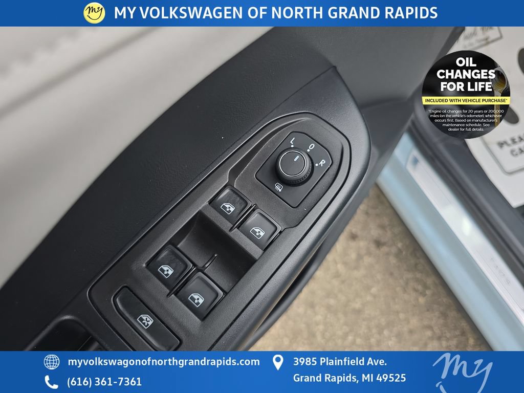 Used 2025 Volkswagen Taos SE w/ Panoramic Sunroof Package AWD/4WD image 12