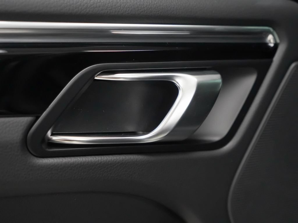 Certified 2026 Porsche Macan AWD/4WD image 15