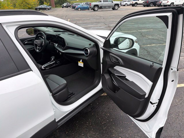 New 2026 Chevrolet Trax LT w/ Driver Confidence Package FWD image 28