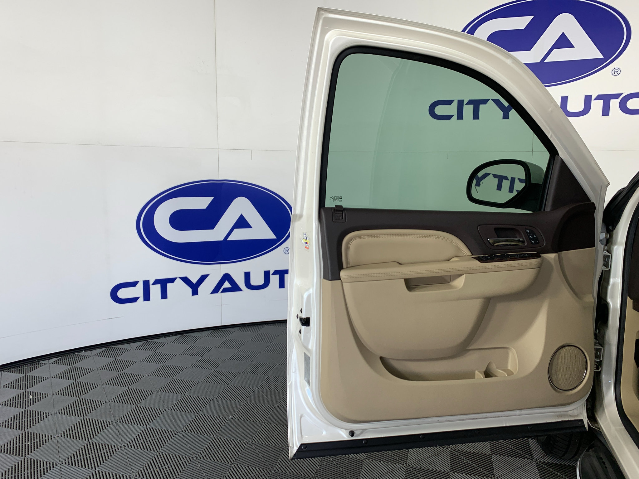 Used 2014 GMC Yukon Denali RWD image 13