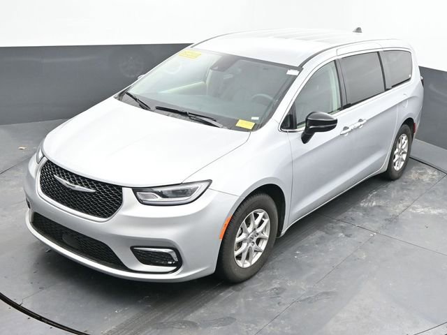 Used 2024 Chrysler Pacifica Touring-L image 39