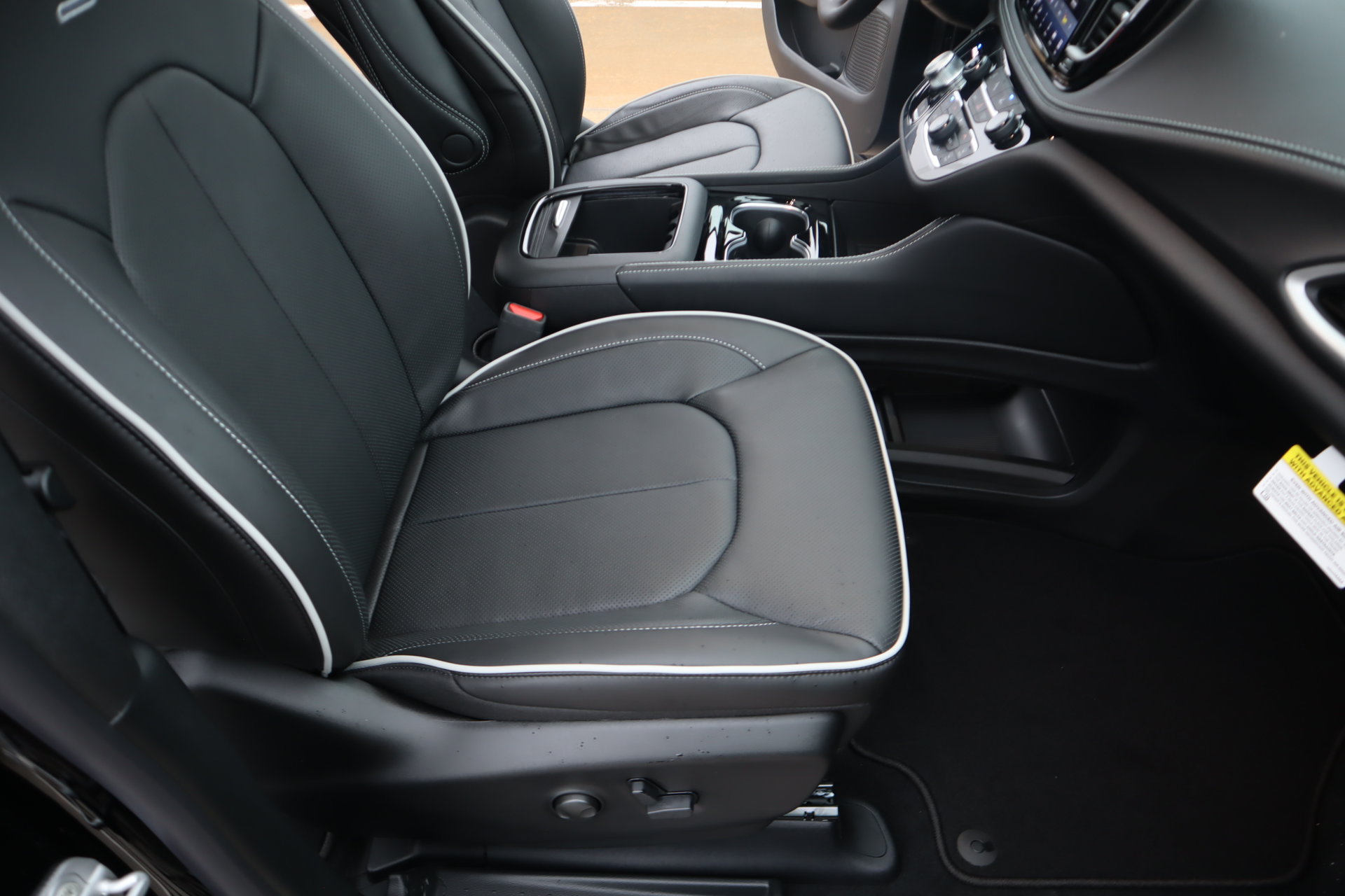 New 2027 Chrysler Pacifica Limited FWD image 14