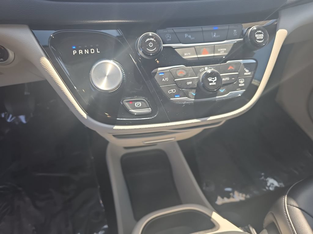 Used 2024 Chrysler Pacifica Touring-L FWD image 17