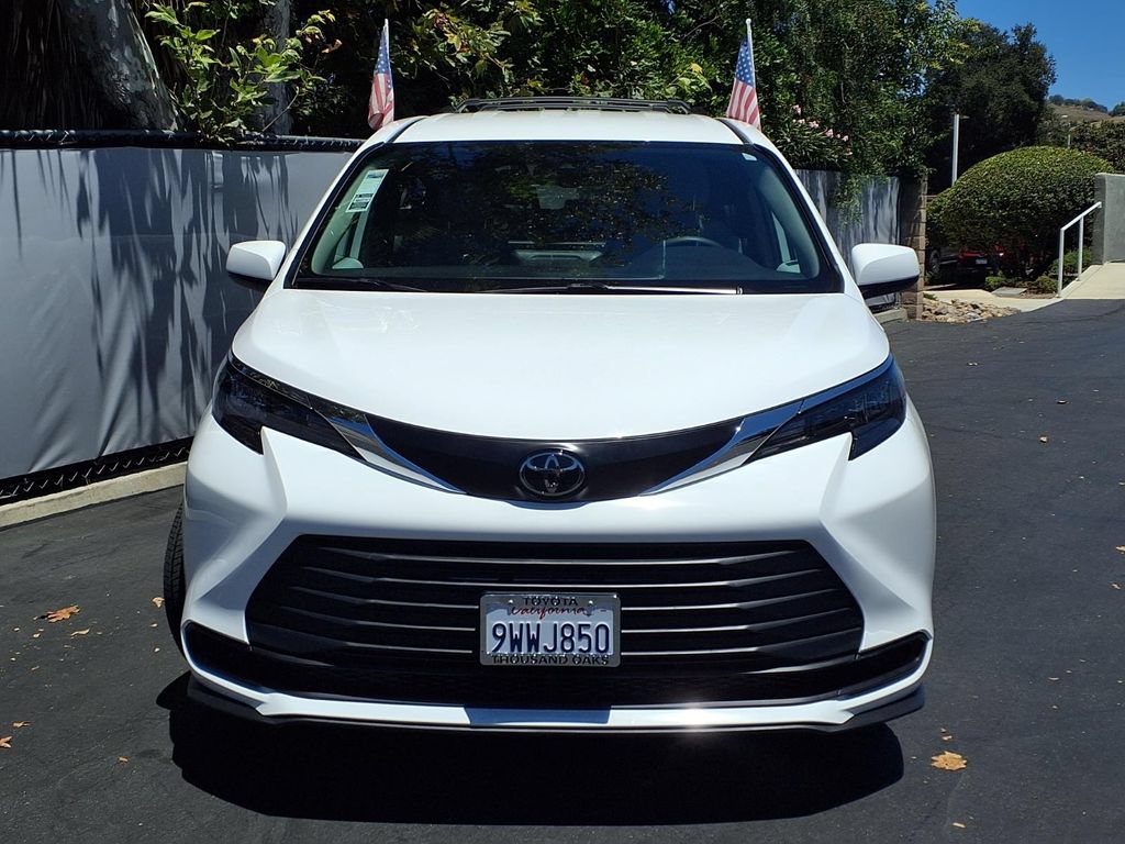Certified 2026 Toyota Sienna LE FWD image 2