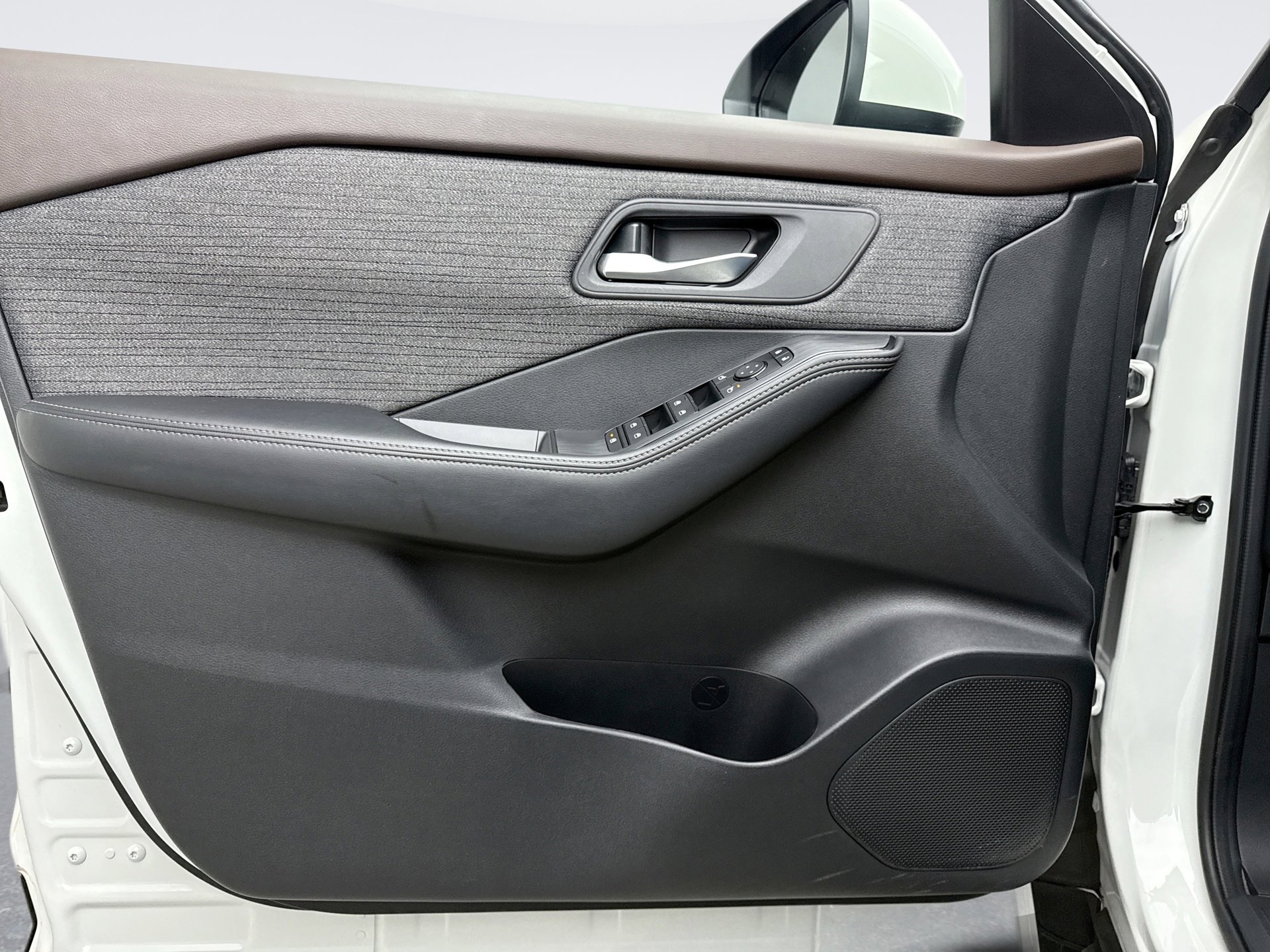 Used 2023 Nissan Rogue SV image 9