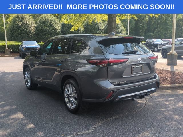 Used 2025 Toyota Highlander Limited FWD image 3