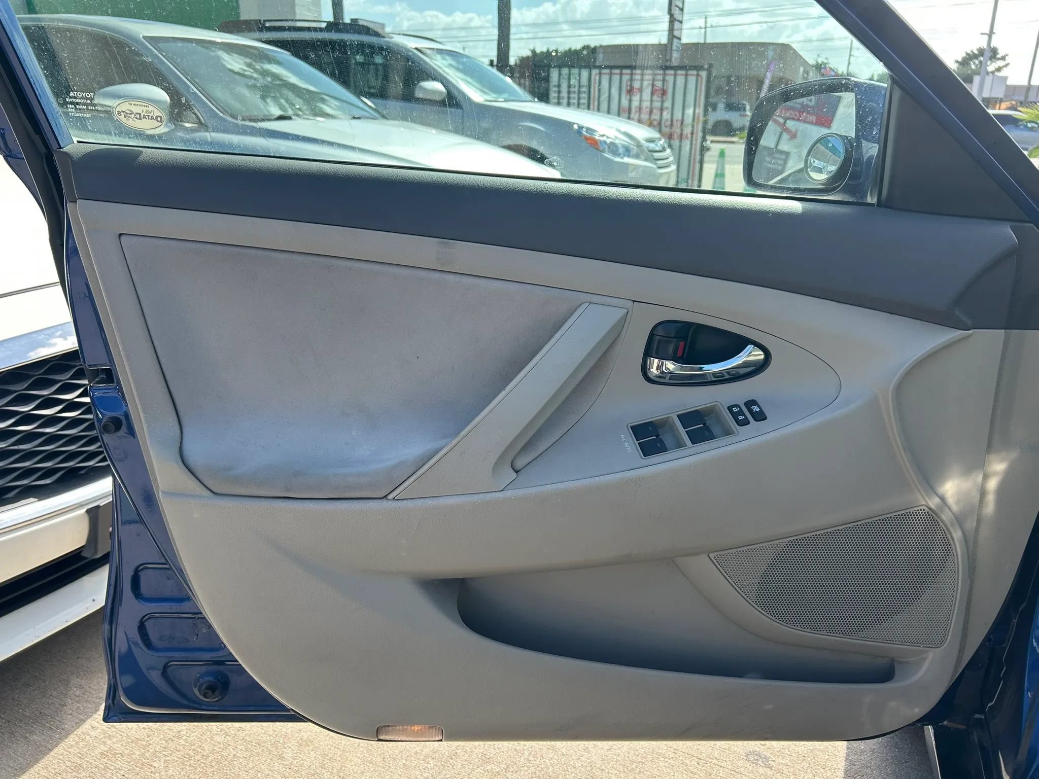 Used 2010 Toyota Camry LE FWD image 12