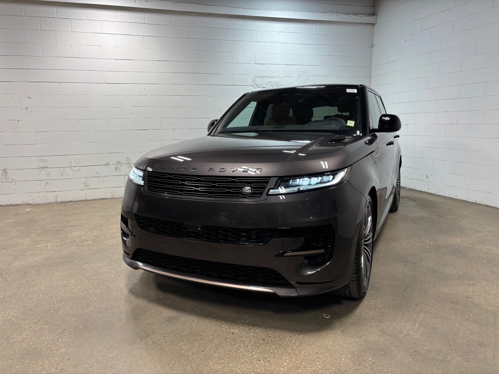 Used 2025 Land Rover Range Rover Sport Dynamic SE AWD/4WD image 2