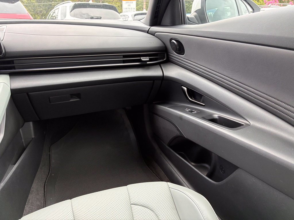 Certified 2025 Hyundai Elantra Limited FWD image 40