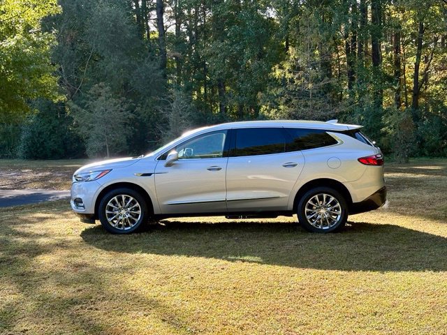 Used 2020 Buick Enclave Premium w/ Sun and Sites Package FWD image 3