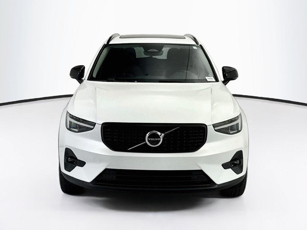 Used 2023 Volvo XC40 B5 Plus w/ Driver Assist Package AWD/4WD image 2
