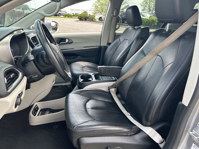 Used 2020 Chrysler Pacifica Touring-L FWD image 22