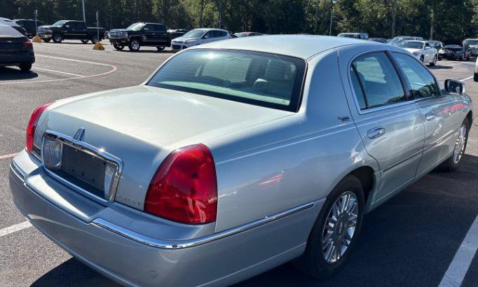 Used 2007 Lincoln Town Car Signature Limited RWD image 5