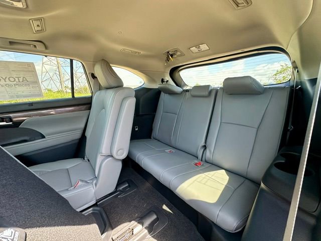 New 2026 Toyota Highlander Limited image 13