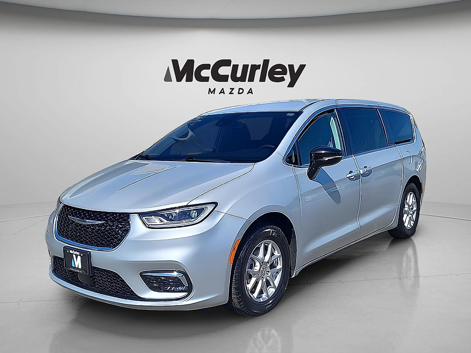 Used 2024 Chrysler Pacifica Touring-L FWD image 3