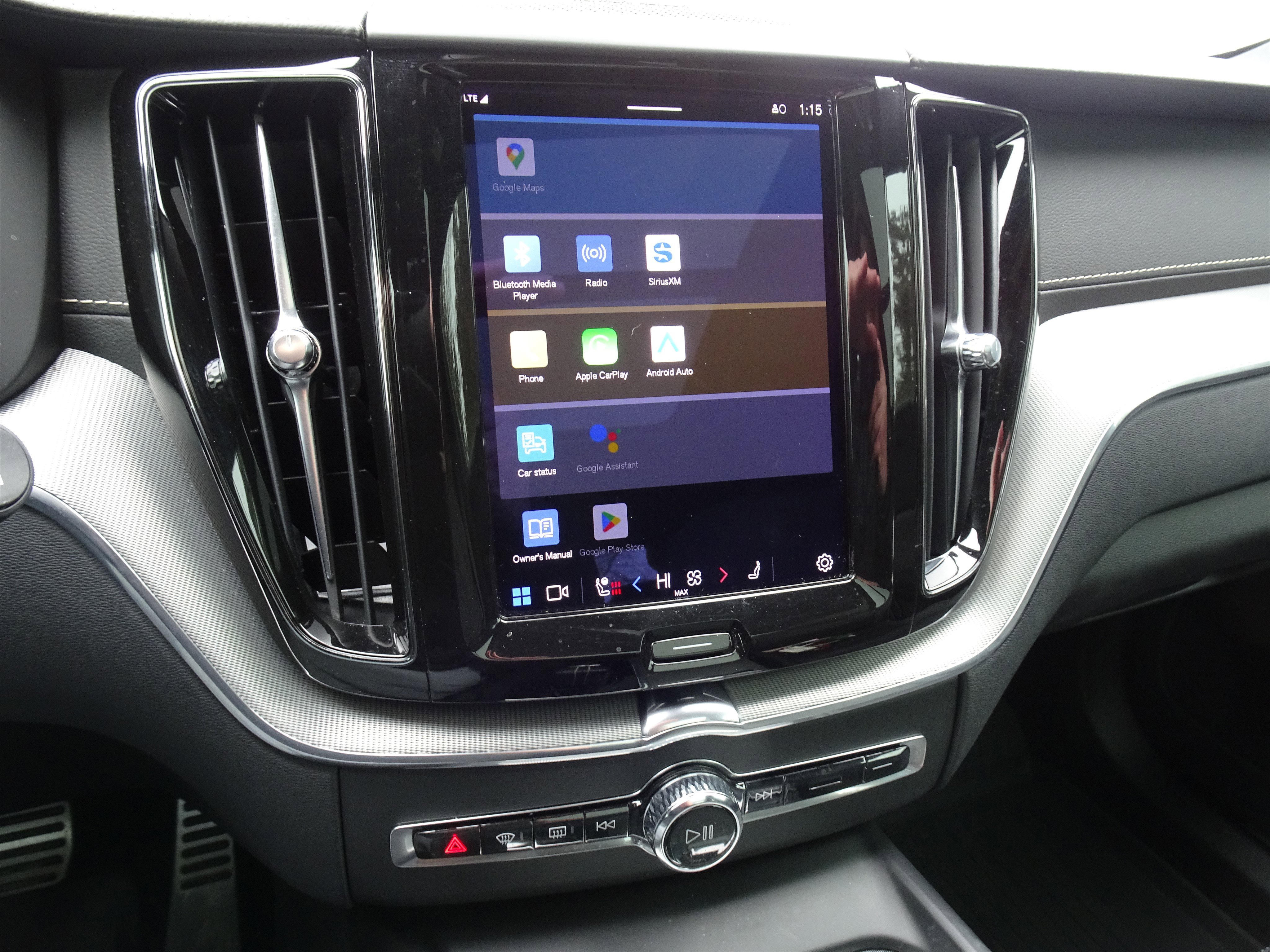 Used 2022 Volvo XC60 B6 R-Design w/ Advanced Package image 3