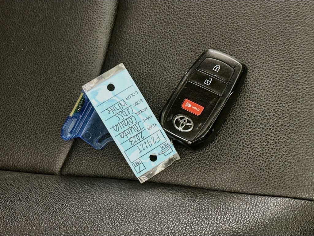 Used 2023 Toyota Corolla Cross XLE FWD image 37