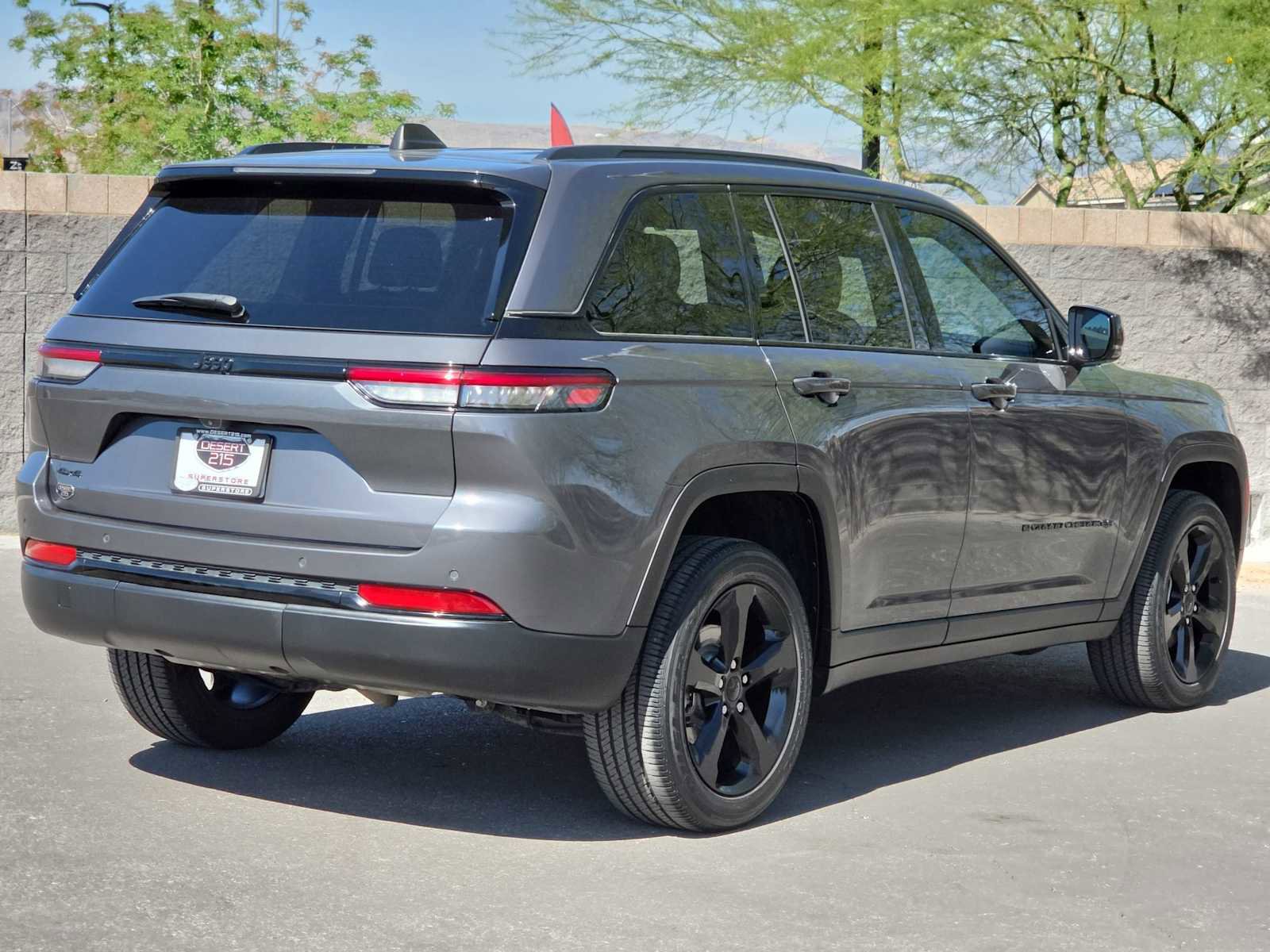 Used 2023 Jeep Grand Cherokee Altitude image 9