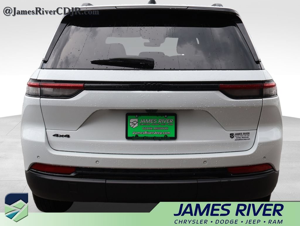 Used 2025 Jeep Grand Cherokee Altitude AWD/4WD image 4