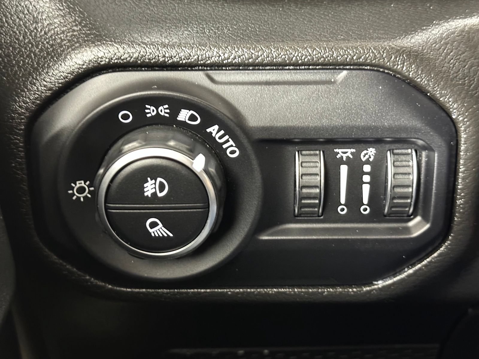 Used 2022 Jeep Gladiator Overland w/ Popular Equipment Package AWD/4WD image 32