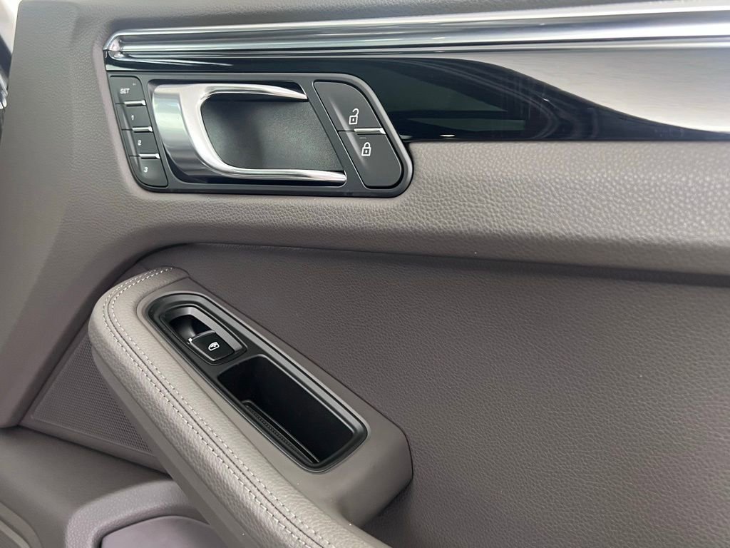 Certified 2025 Porsche Macan image 18