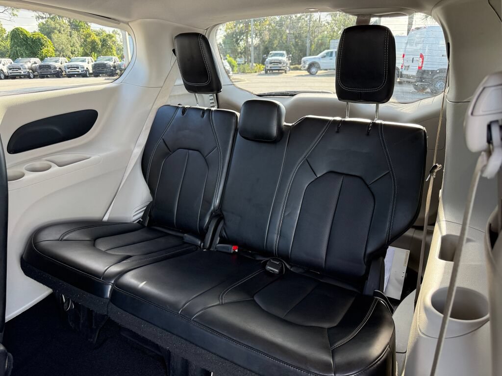 Used 2024 Chrysler Pacifica Touring-L FWD image 11