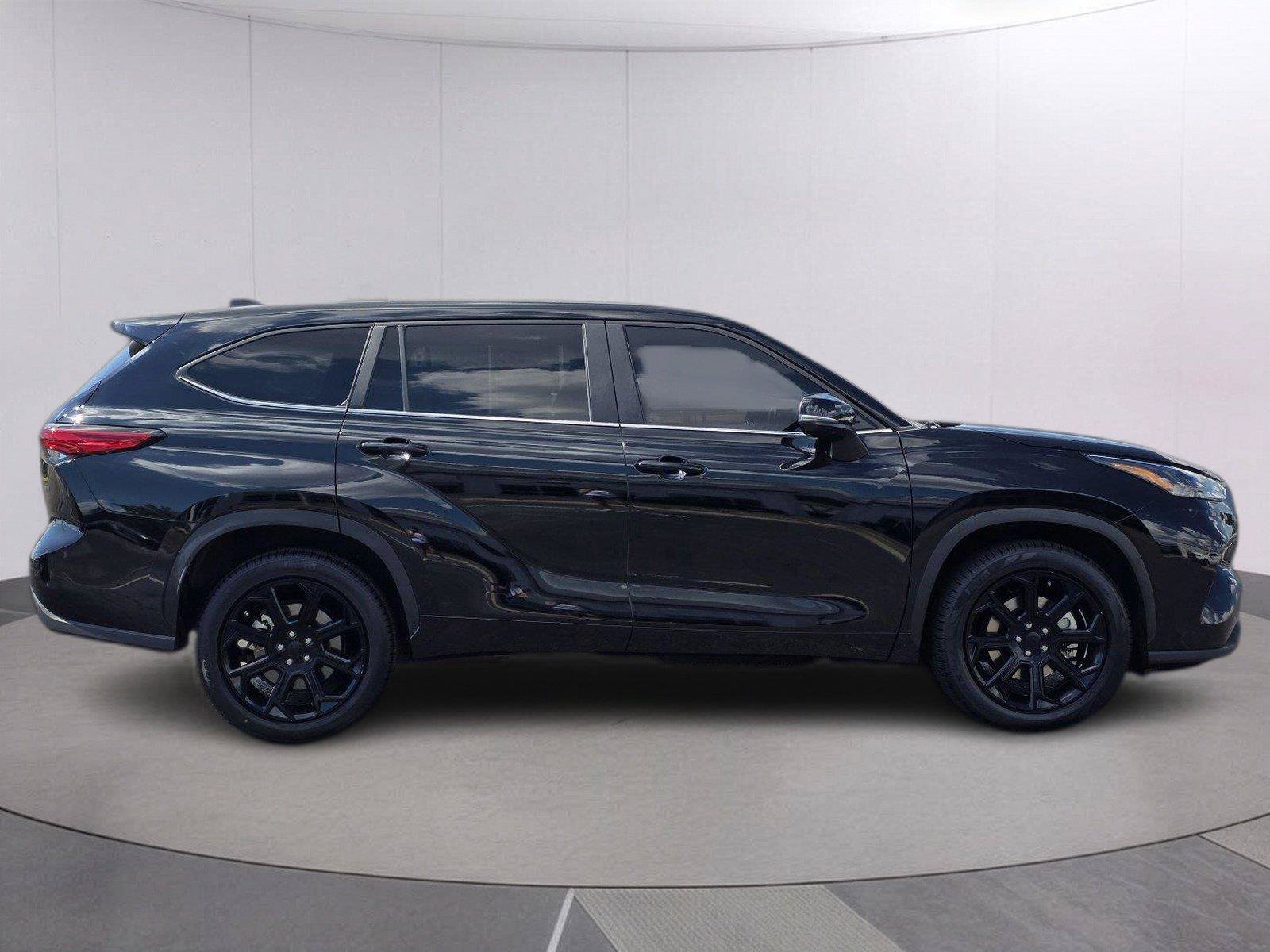 Used 2023 Toyota Highlander LE FWD image 4