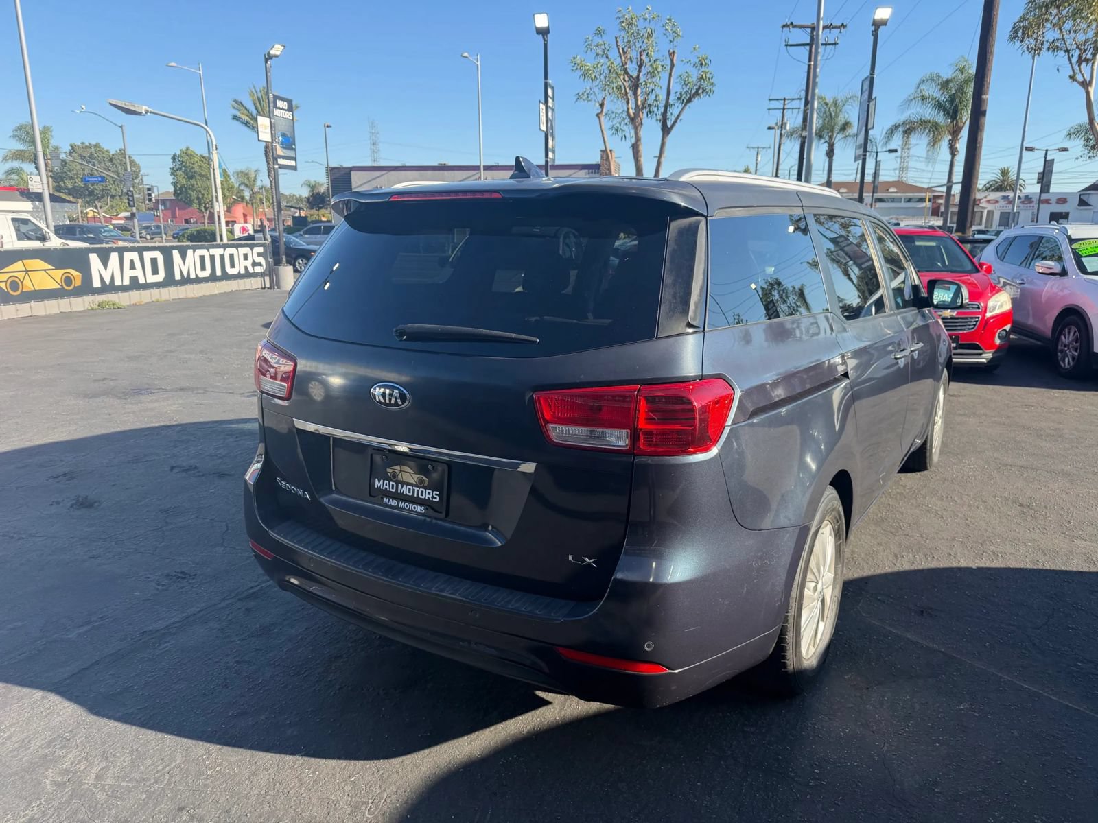 Used 2017 Kia Sedona LX w/ LX Essentials Premium Package FWD image 3