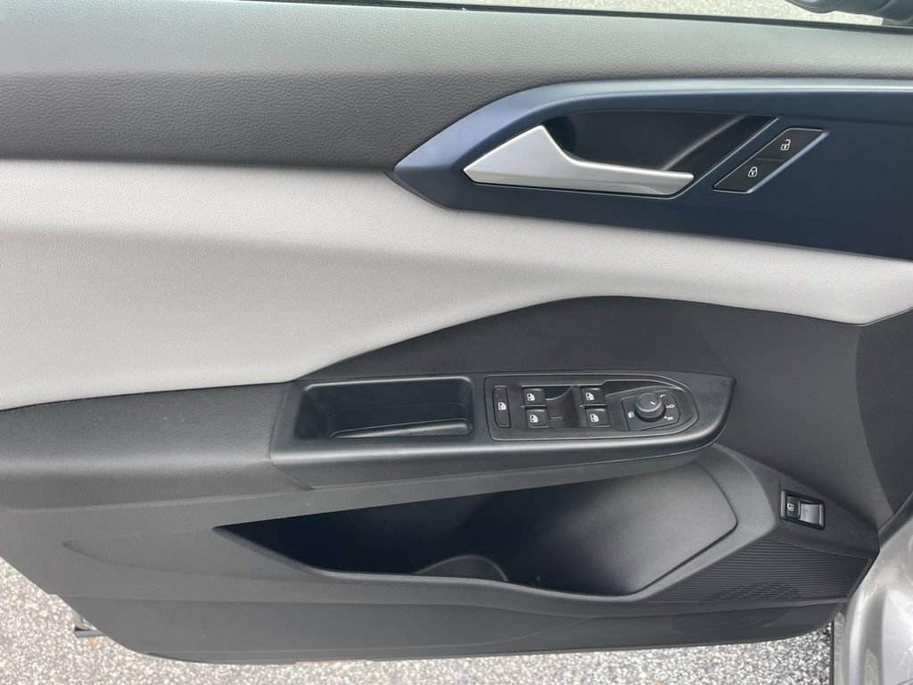 Certified 2023 Volkswagen Taos SE FWD image 19