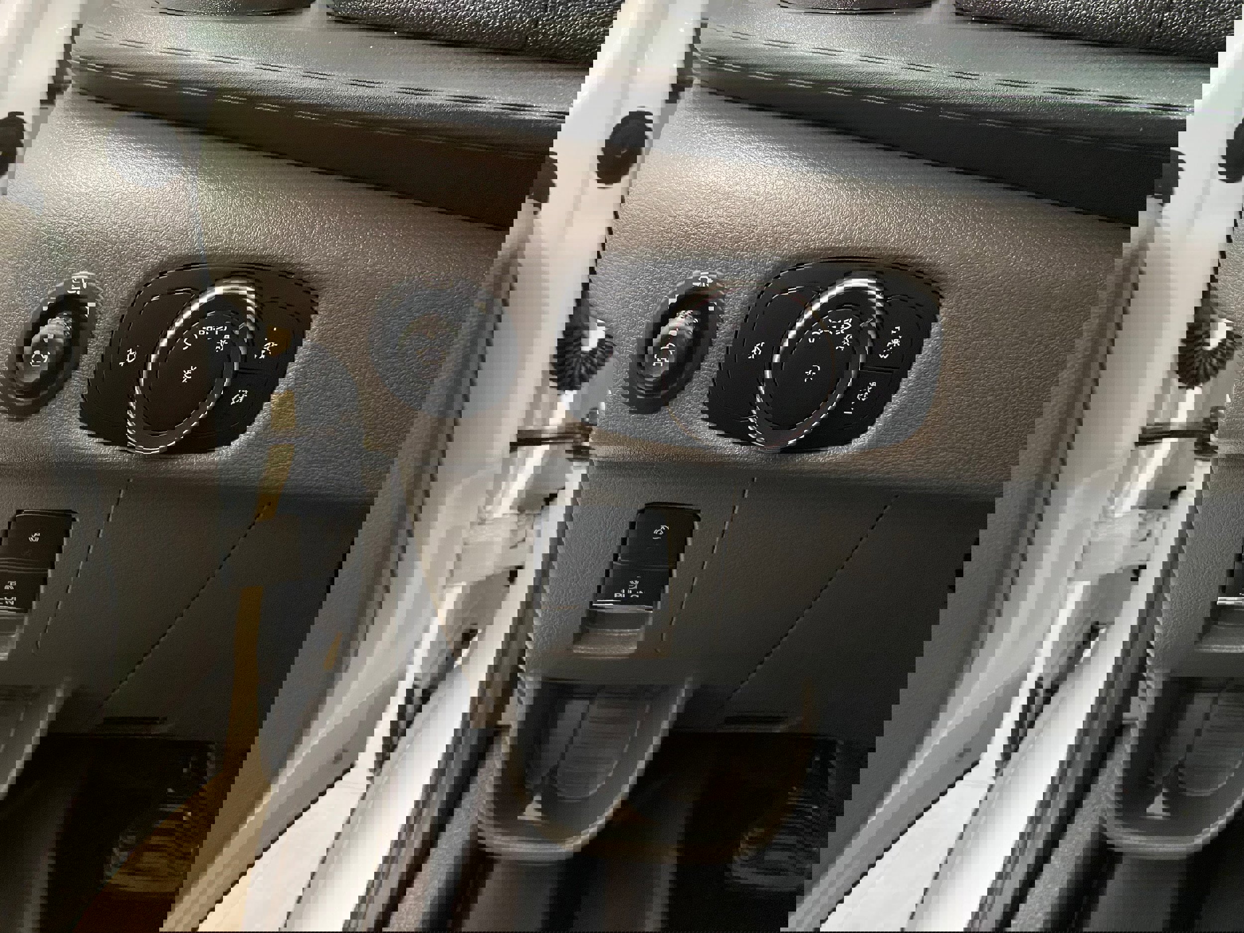 Certified 2025 Ford Transit 350 XLT image 17