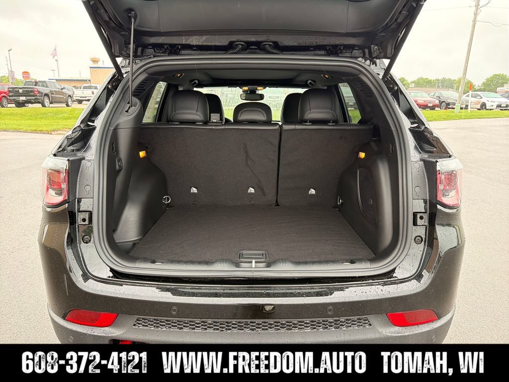New 2026 Jeep Compass Trailhawk w/ Sun, Sound & Navigation Group AWD/4WD image 23
