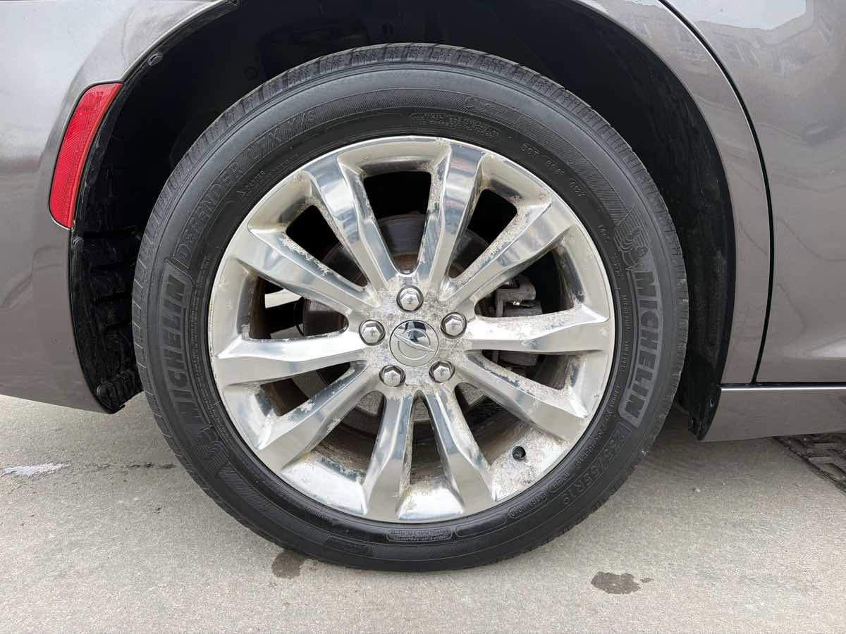 Used 2015 Chrysler 300 Limited w/ Driver Convenience Group image 9