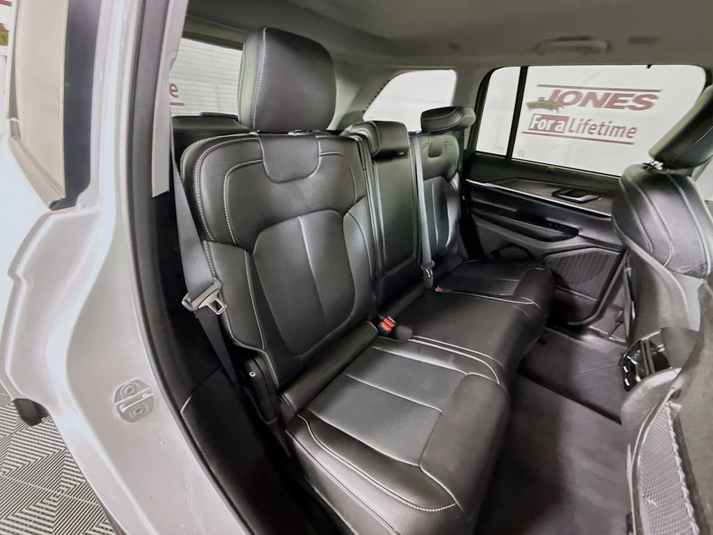 Used 2023 Jeep Grand Cherokee Limited w/ Luxury Tech Group II AWD/4WD image 31