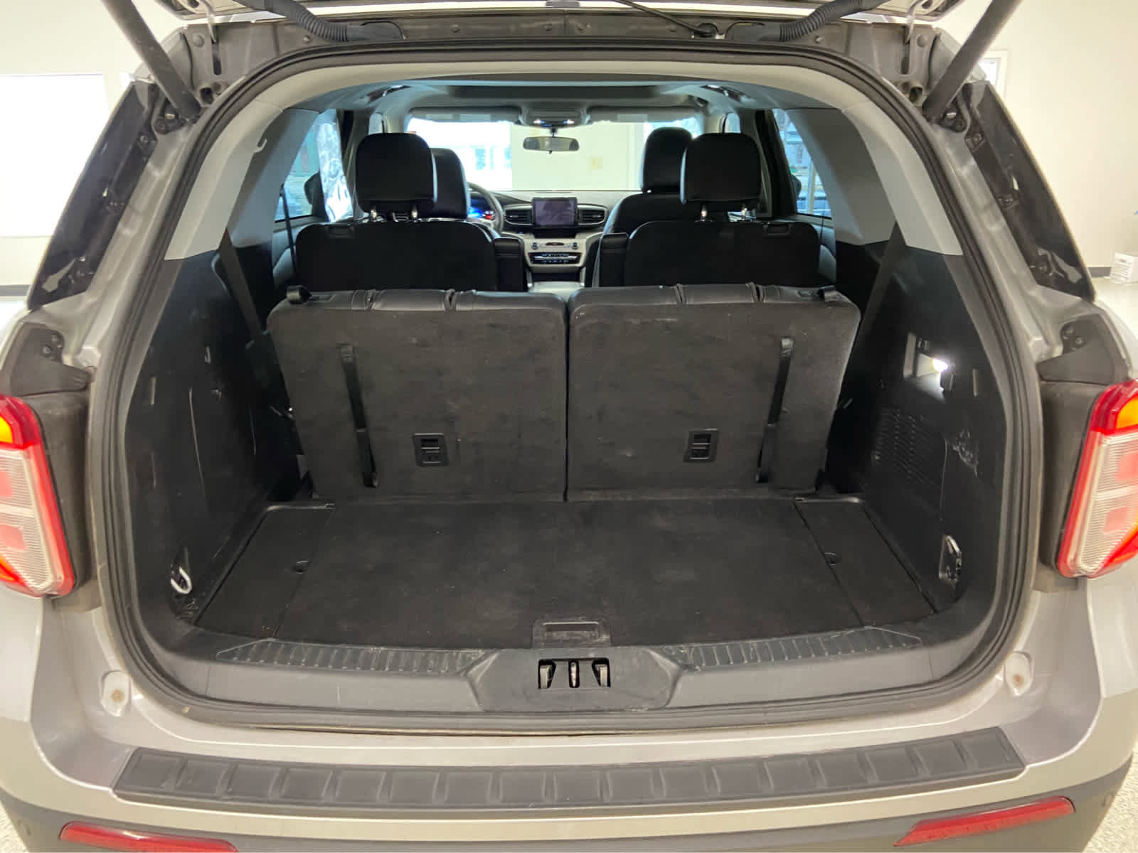 Used 2023 Ford Explorer XLT w/ Equipment Group 202A image 10